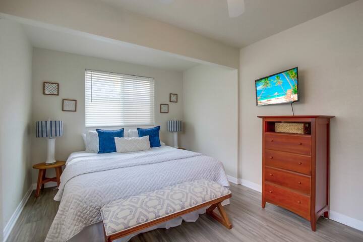 Mission Beach home for 10 steps to the beach gallery image 5