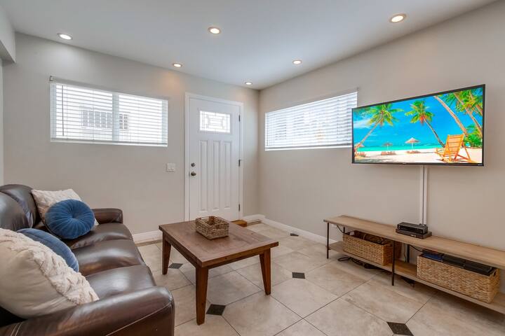 Mission Beach home for 10 steps to the beach gallery image 2