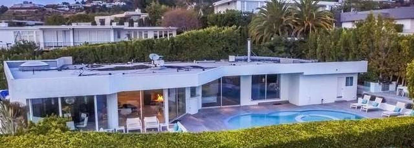 Stunning villa in Hollywood Hills gallery image 2