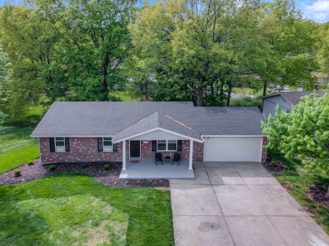 Family friendly 4bd home! Longer stays available!