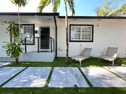 Top performing Airbnb: Stylish 3/2 centrally located! in Edison