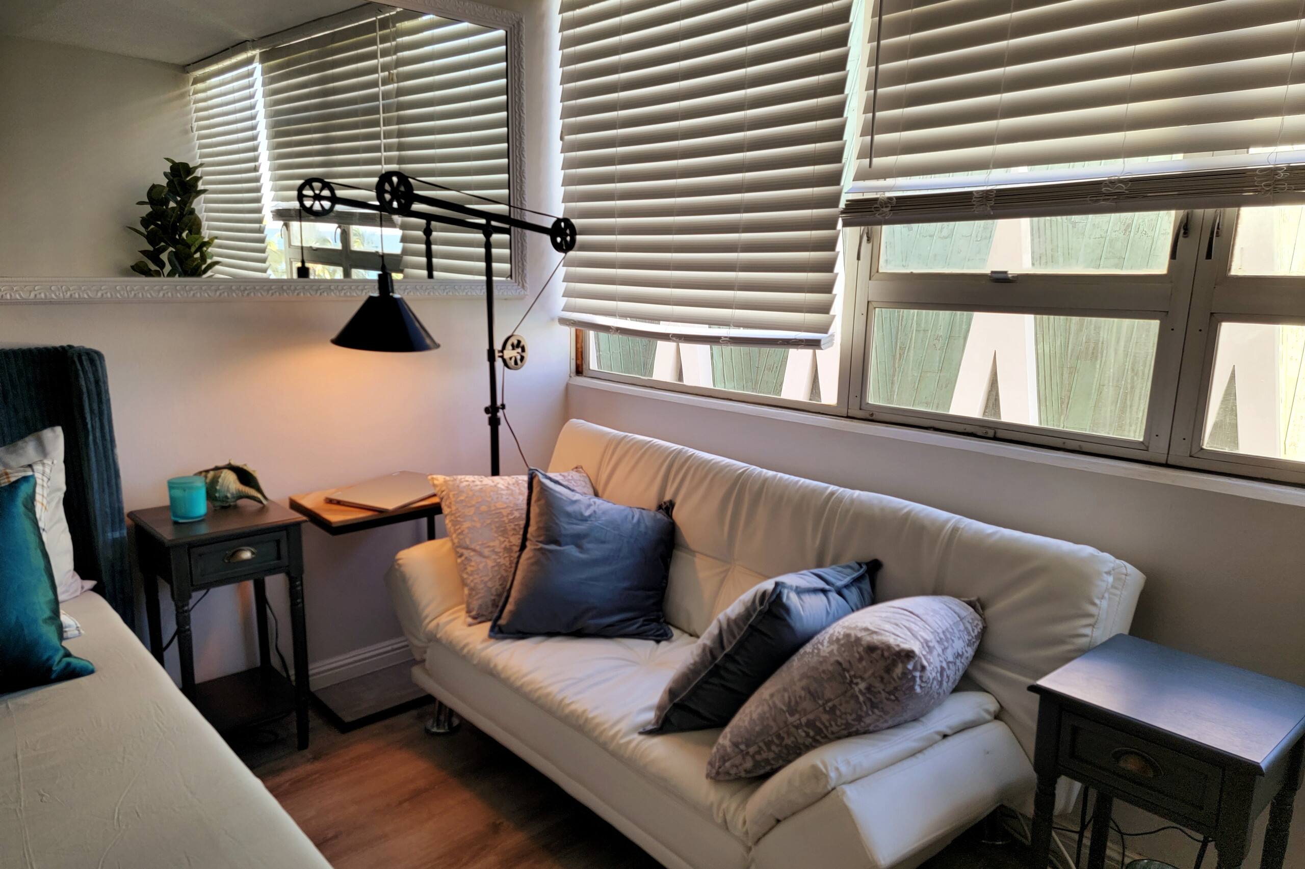King Bed Luxury Beach Studio Heart of Waikiki - Image 2