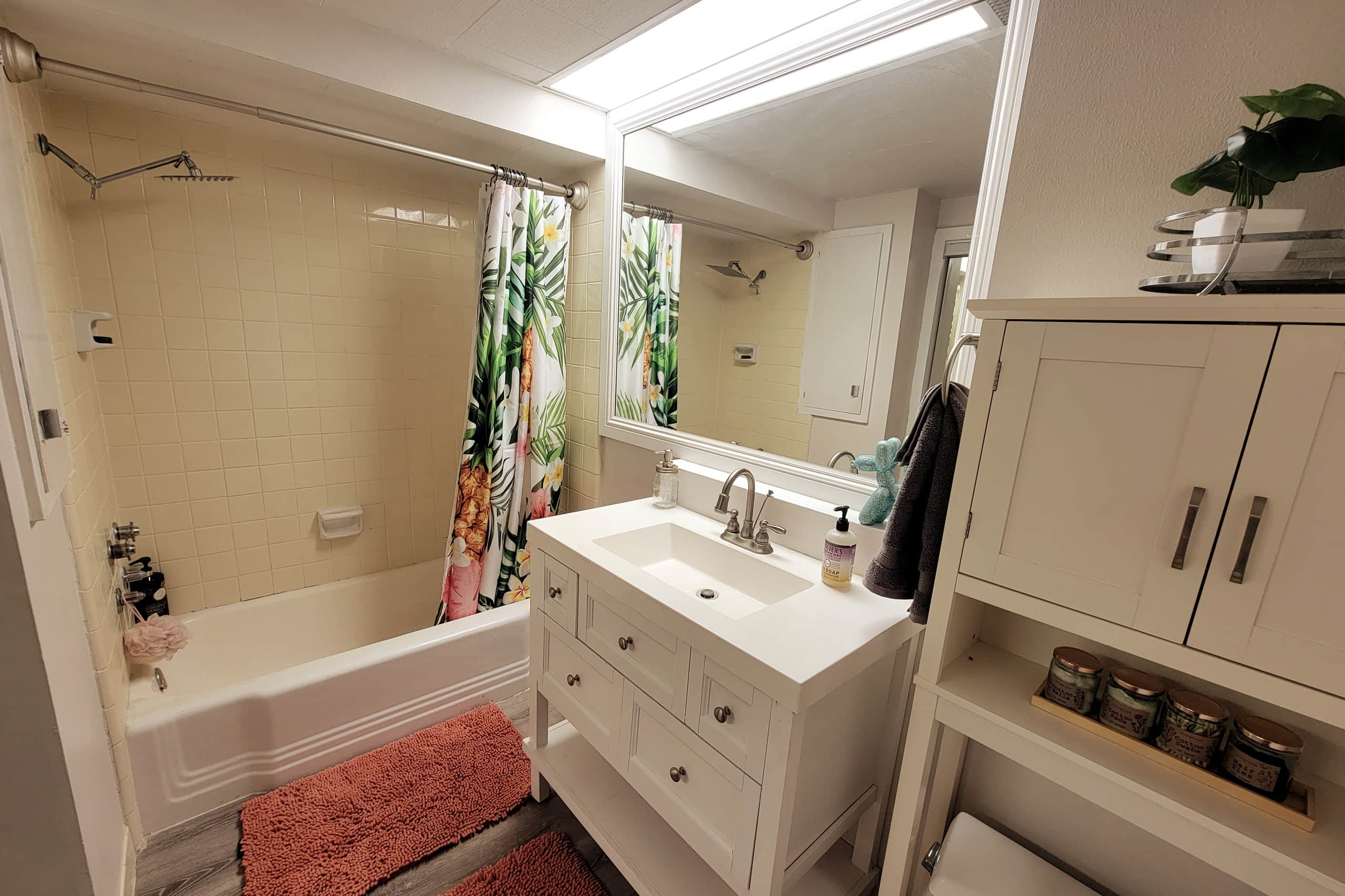 King Bed Luxury Beach Studio Heart of Waikiki - Image 32