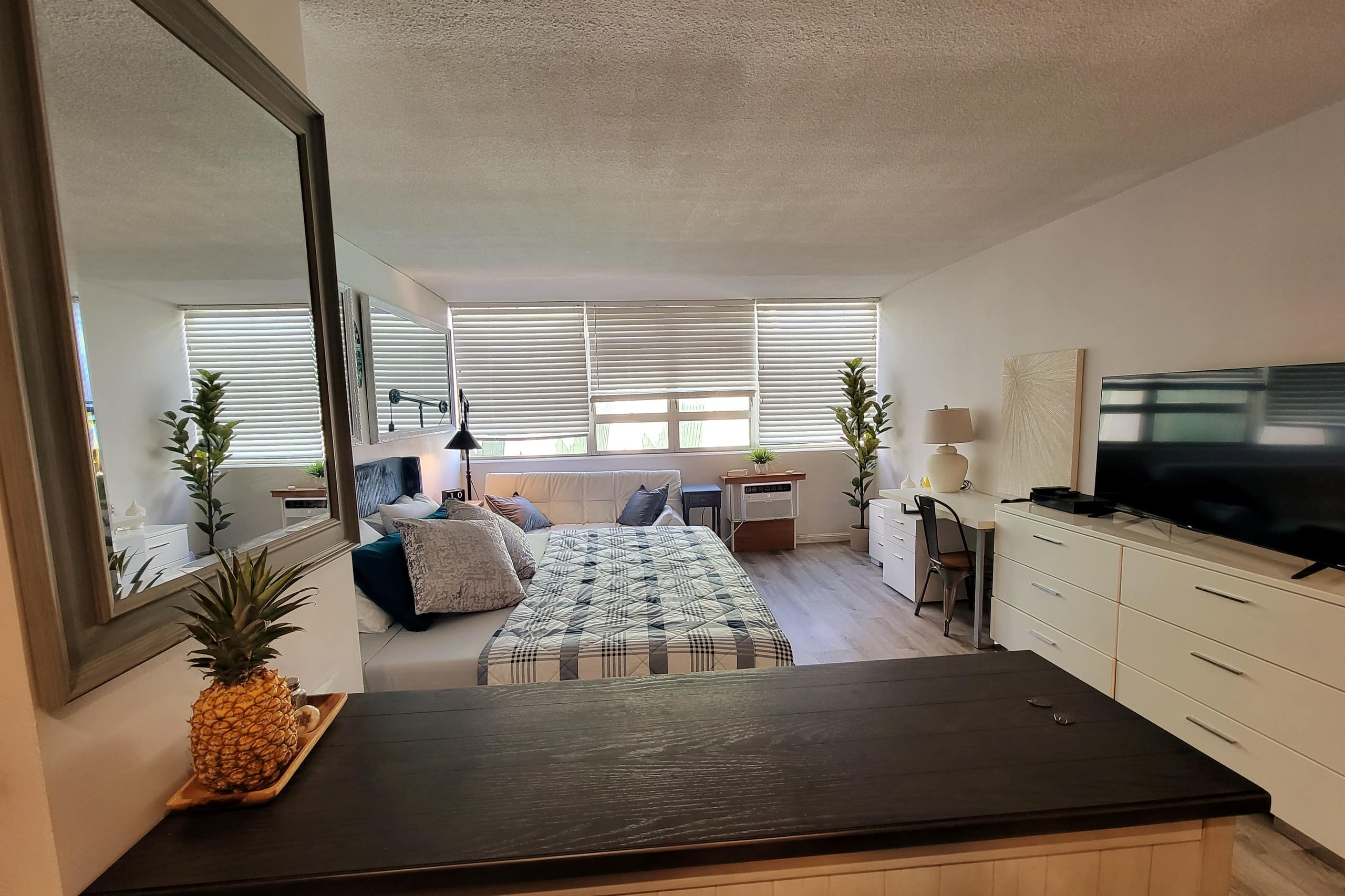 King Bed Luxury Beach Studio Heart of Waikiki - Image 31