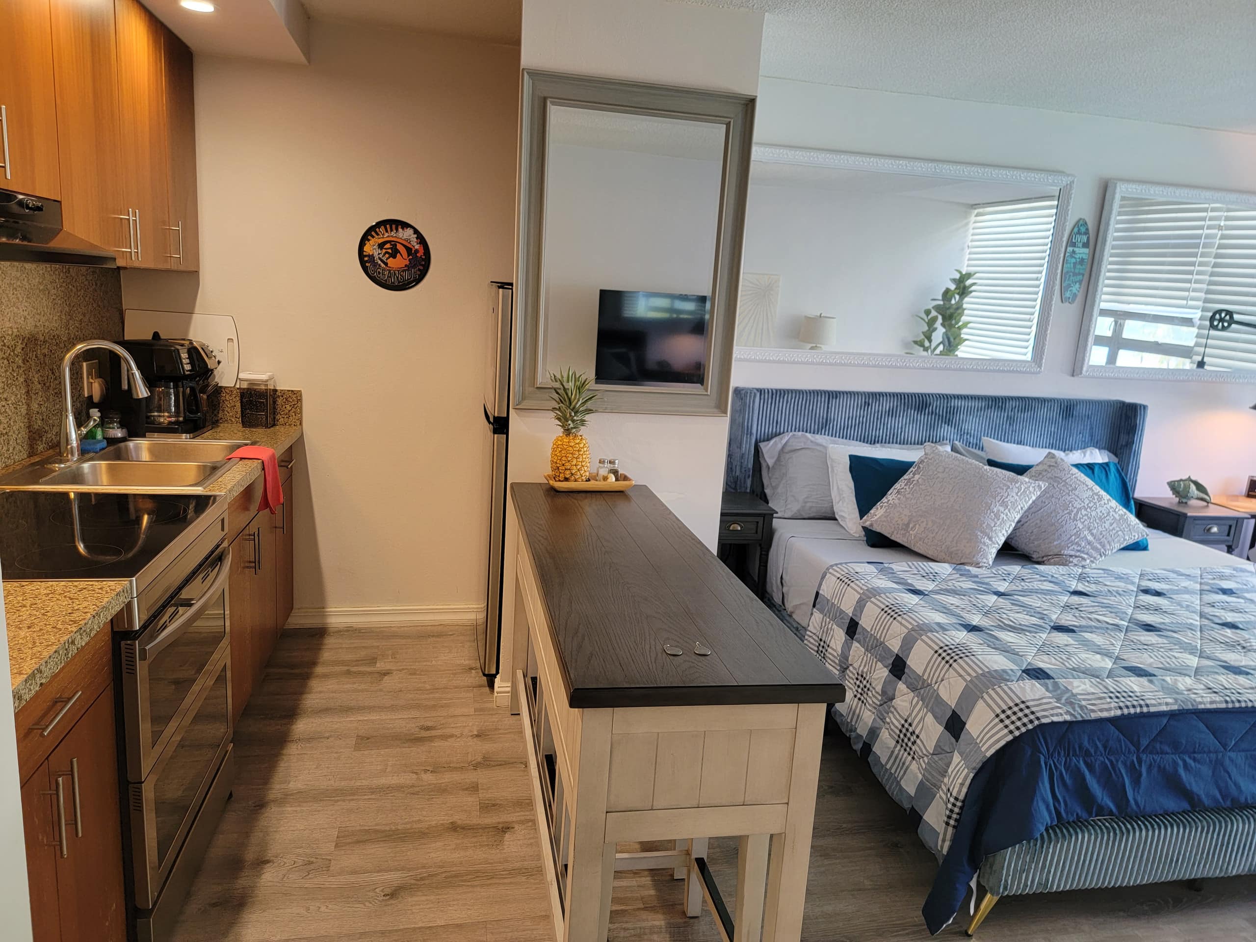 King Bed Luxury Beach Studio Heart of Waikiki - Image 28