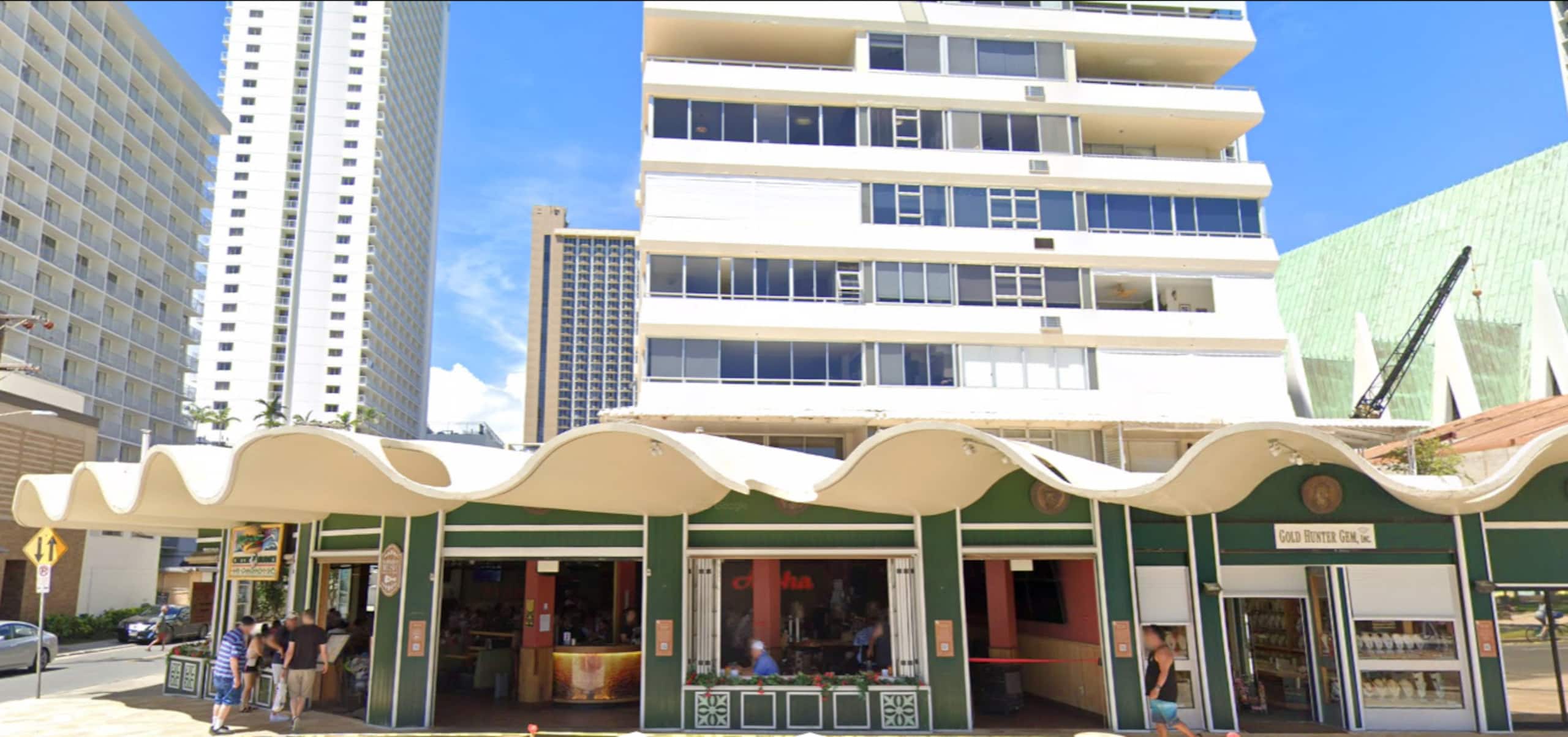King Bed Luxury Beach Studio Heart of Waikiki - Image 37