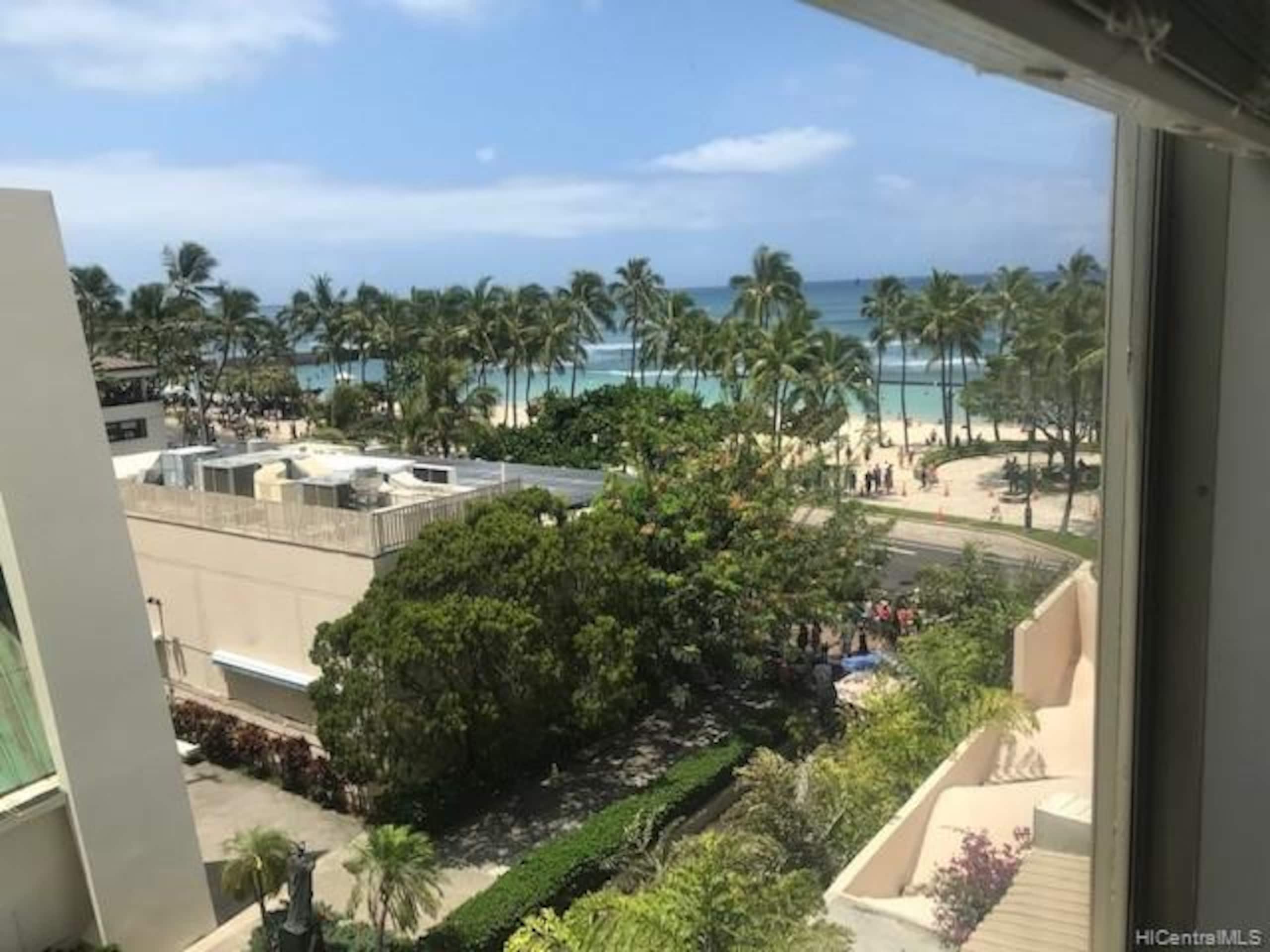 King Bed Luxury Beach Studio Heart of Waikiki - Image 6