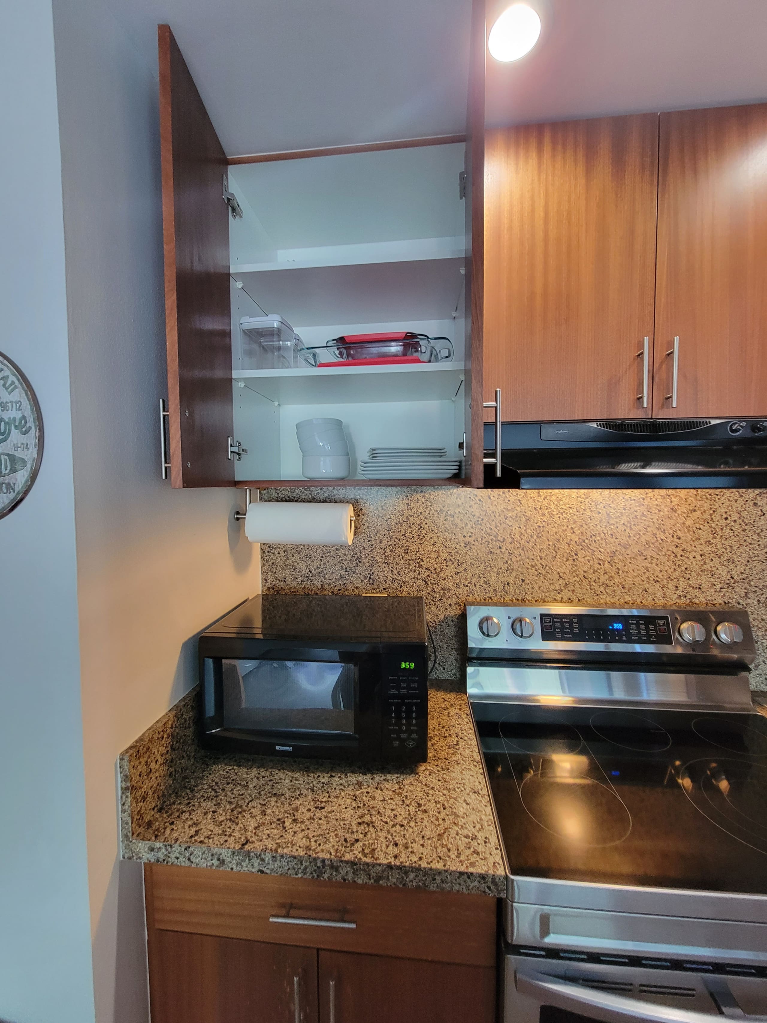 King Bed Luxury Beach Studio Heart of Waikiki - Image 16