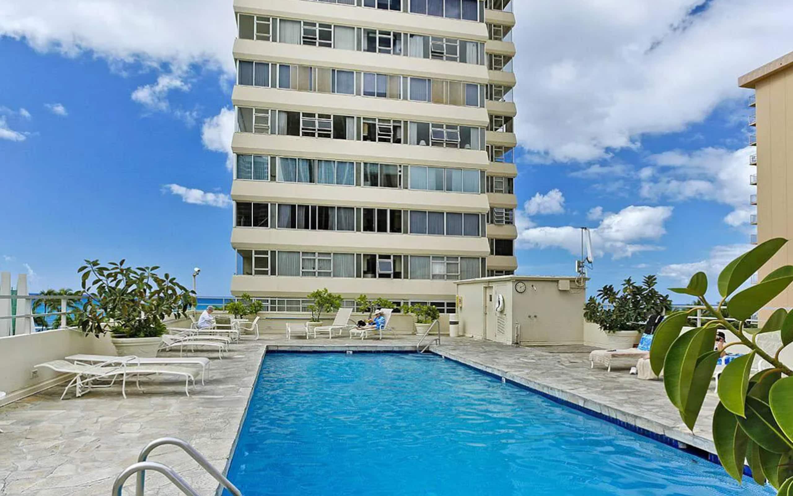 King Bed Luxury Beach Studio Heart of Waikiki - Image 47