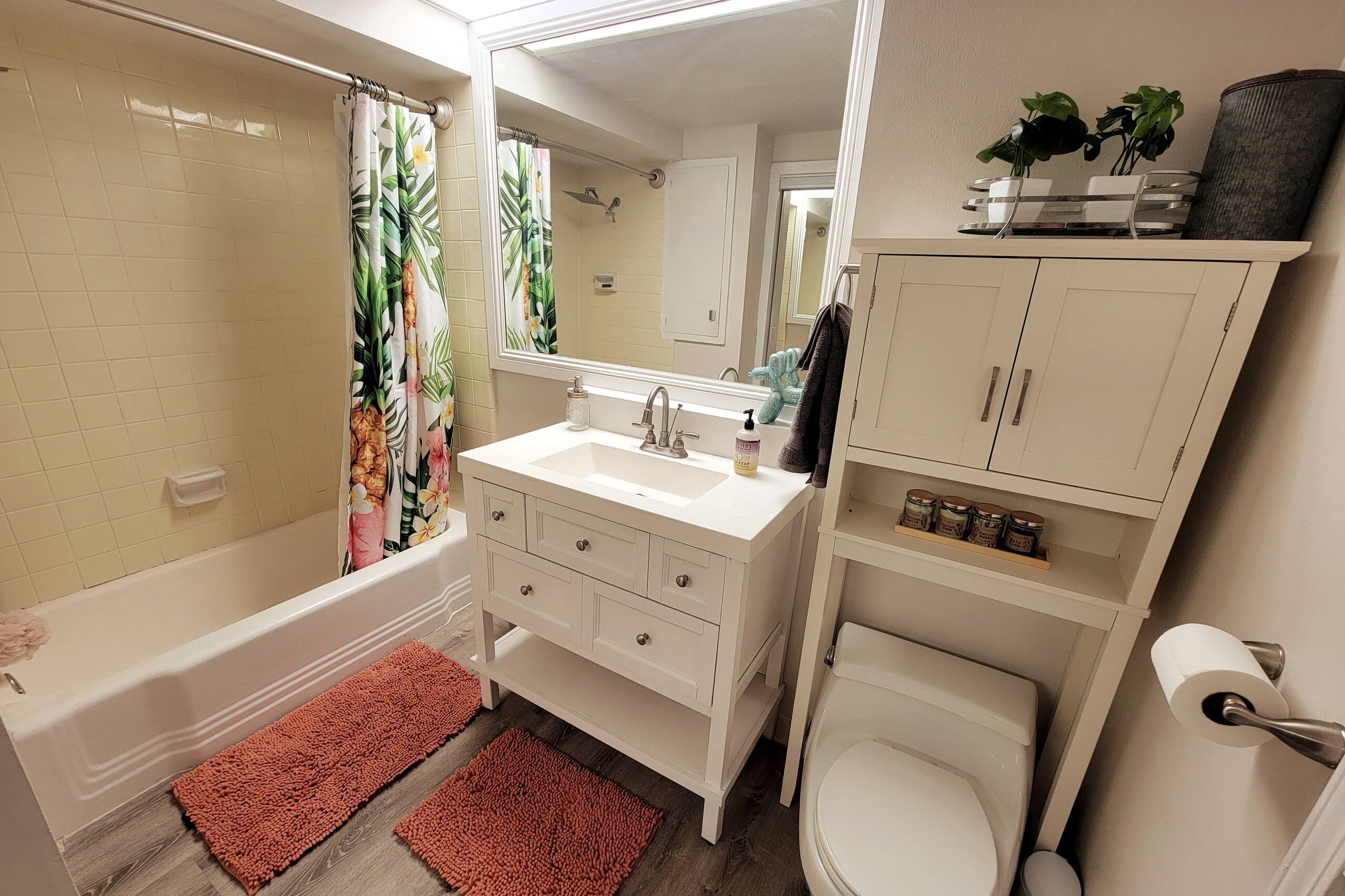 King Bed Luxury Beach Studio Heart of Waikiki - Image 33
