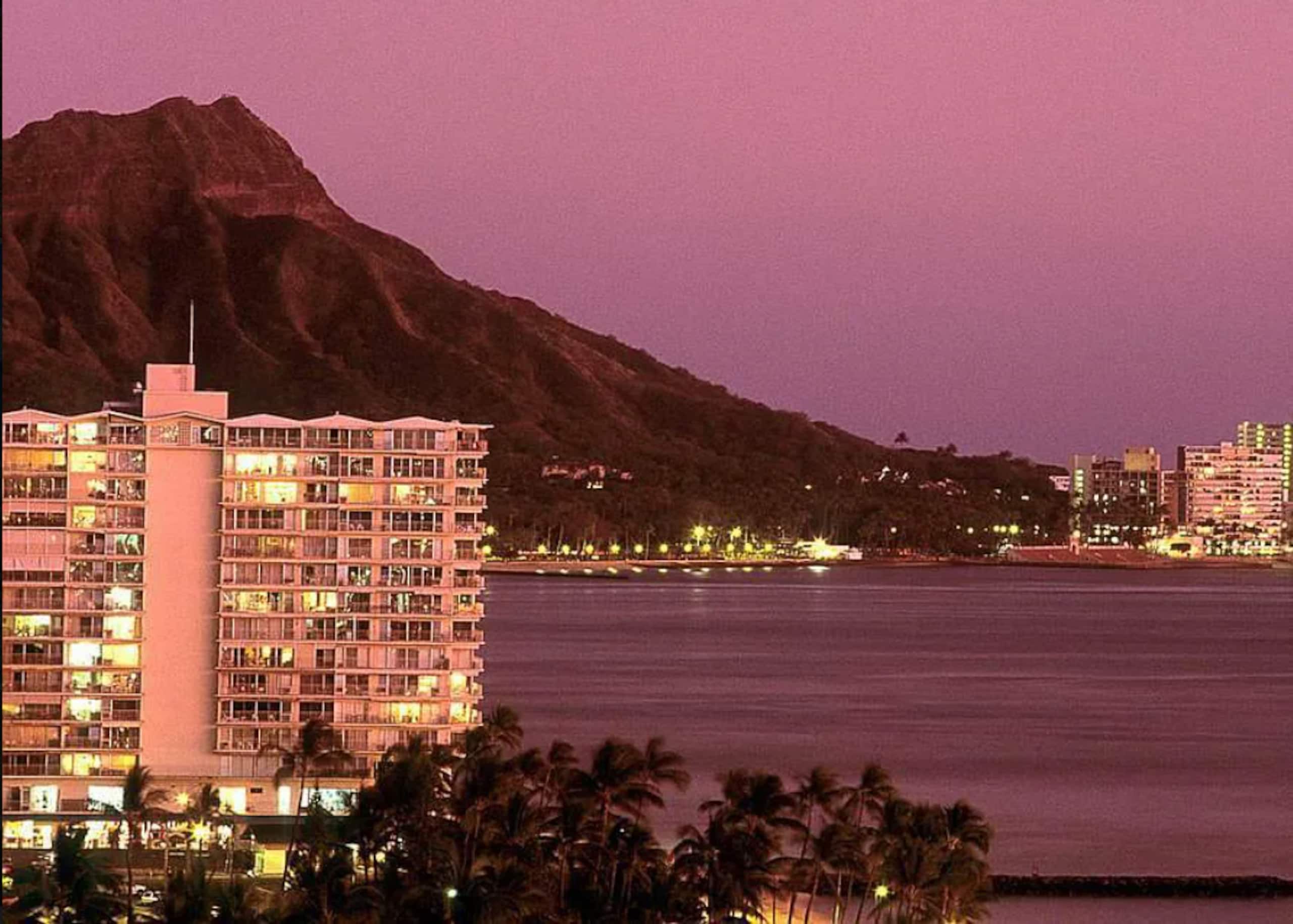 King Bed Luxury Beach Studio Heart of Waikiki - Image 53