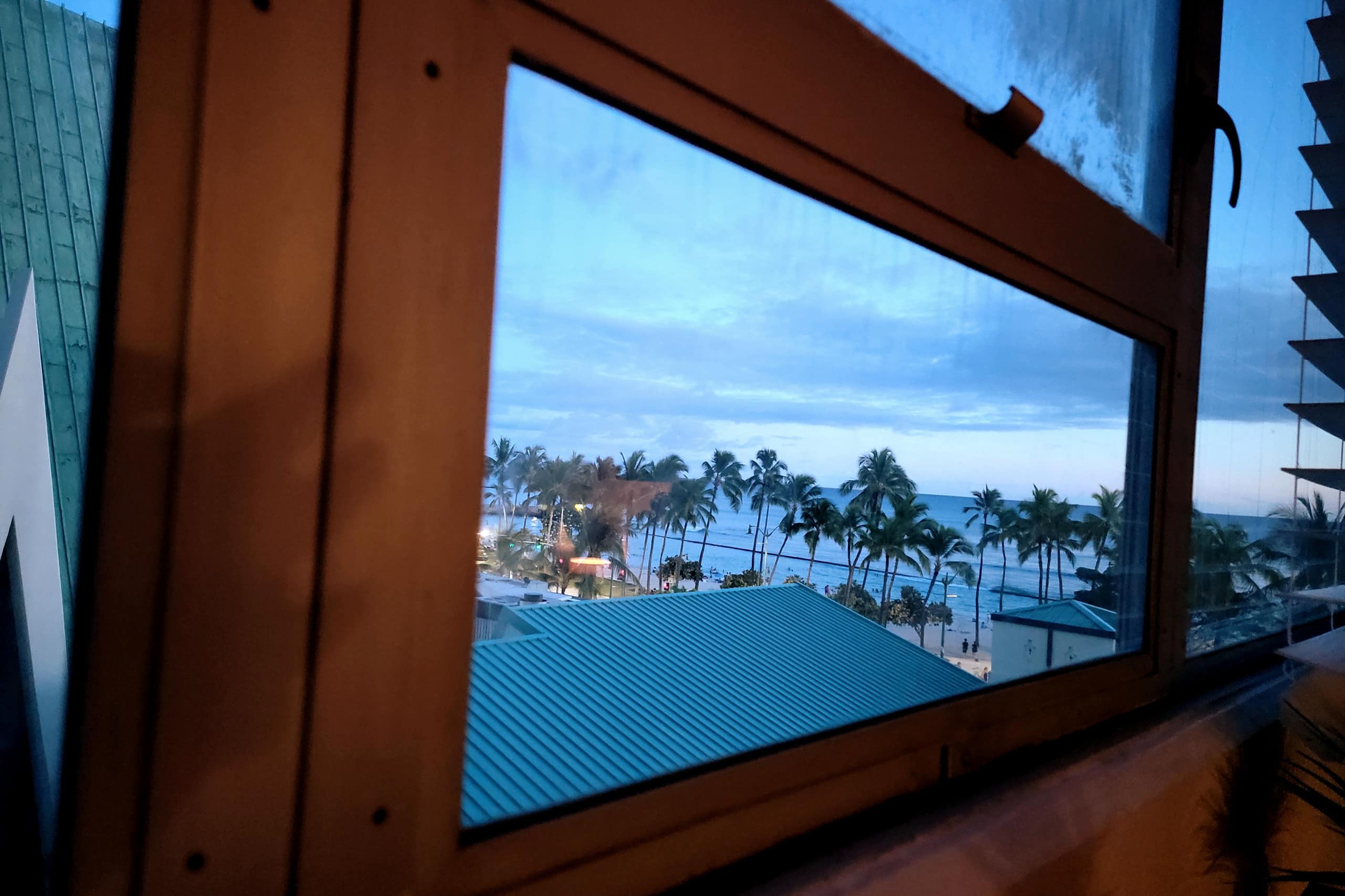 King Bed Luxury Beach Studio Heart of Waikiki - Image 7