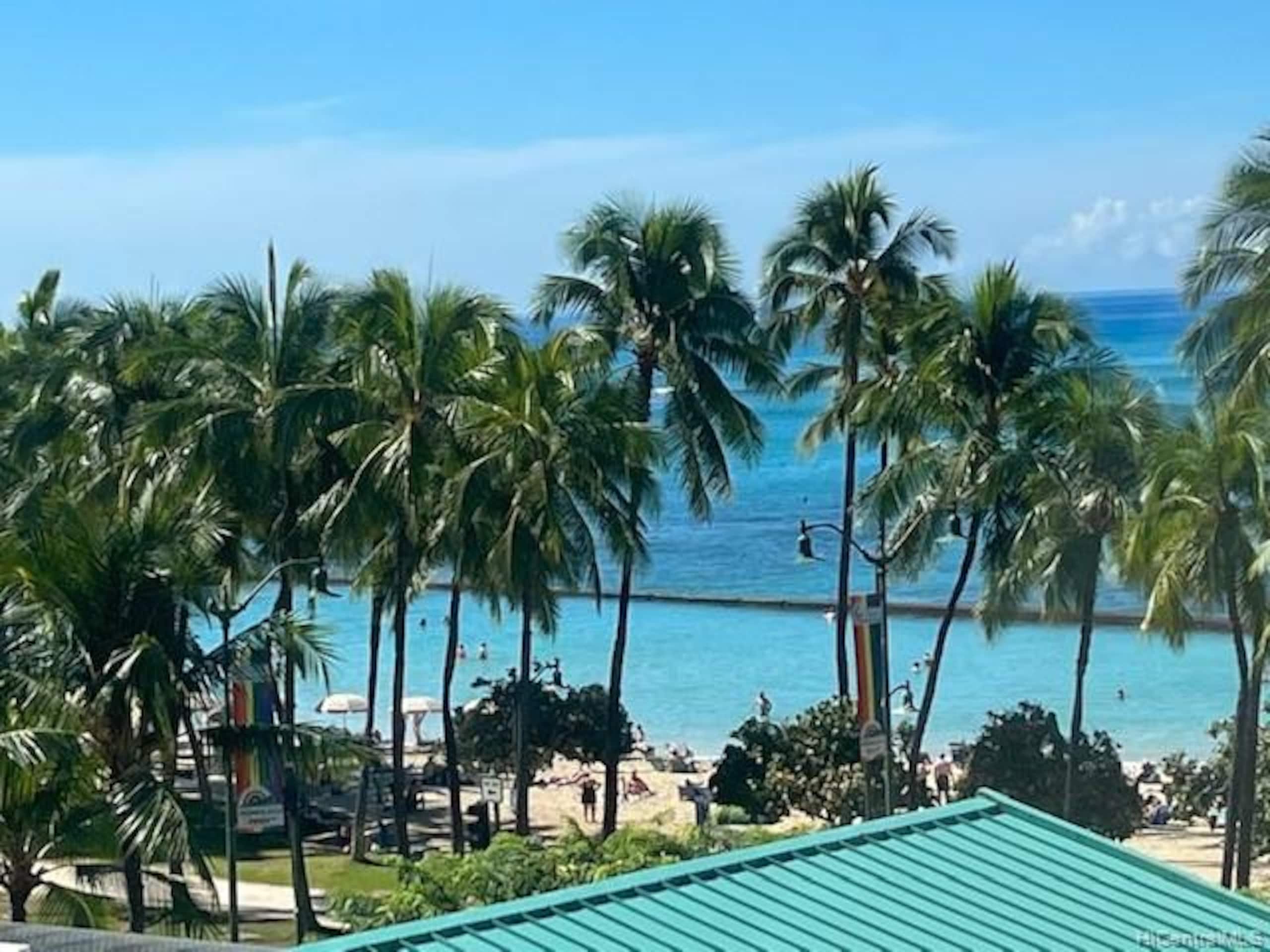 King Bed Luxury Beach Studio Heart of Waikiki - Image 41