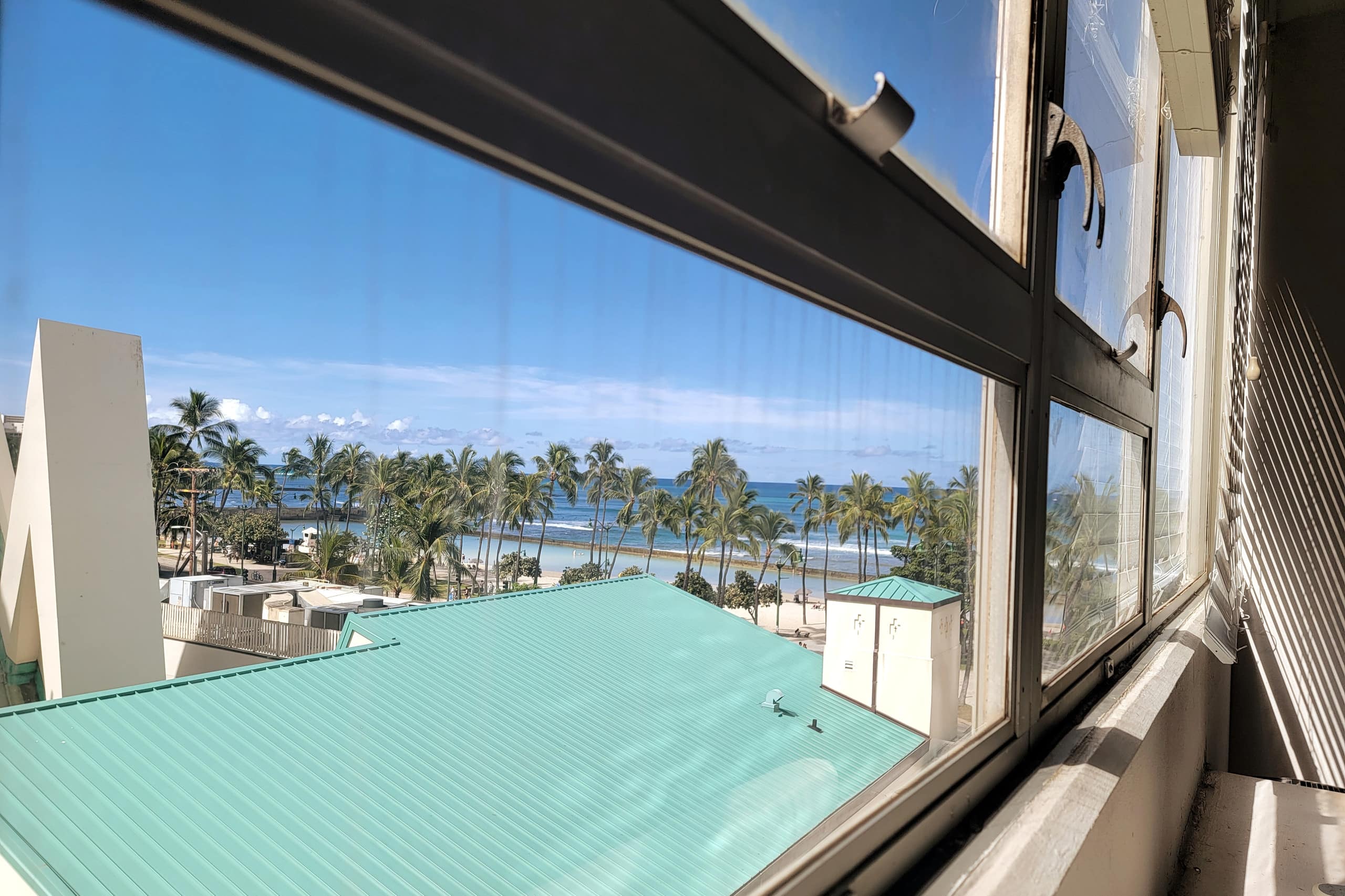 King Bed Luxury Beach Studio Heart of Waikiki - Image 38