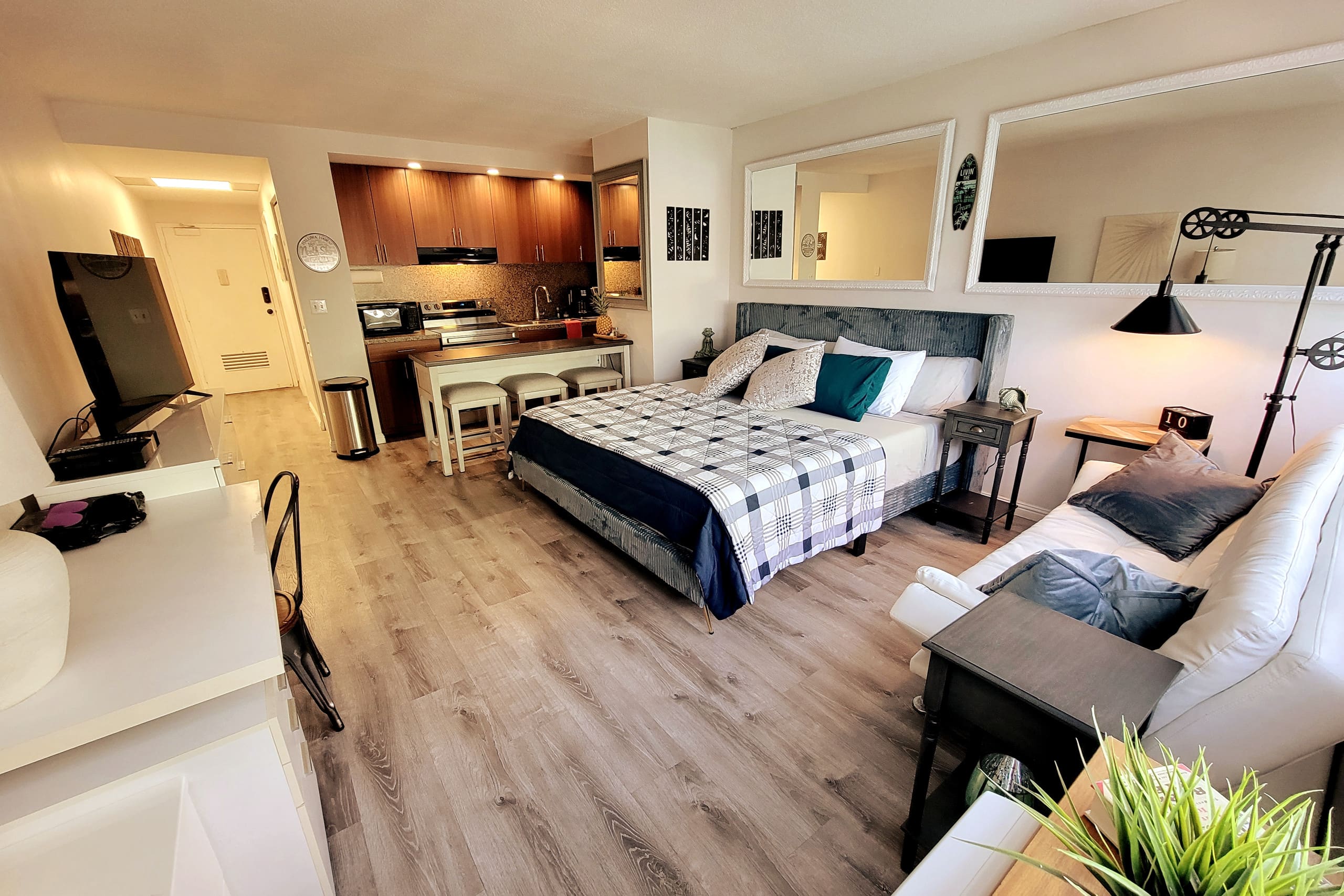 King Bed Luxury Beach Studio Heart of Waikiki - Image 26