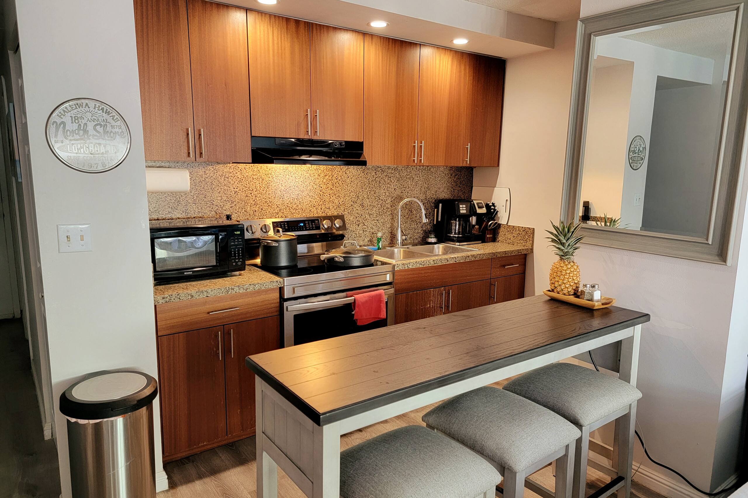 King Bed Luxury Beach Studio Heart of Waikiki - Image 12