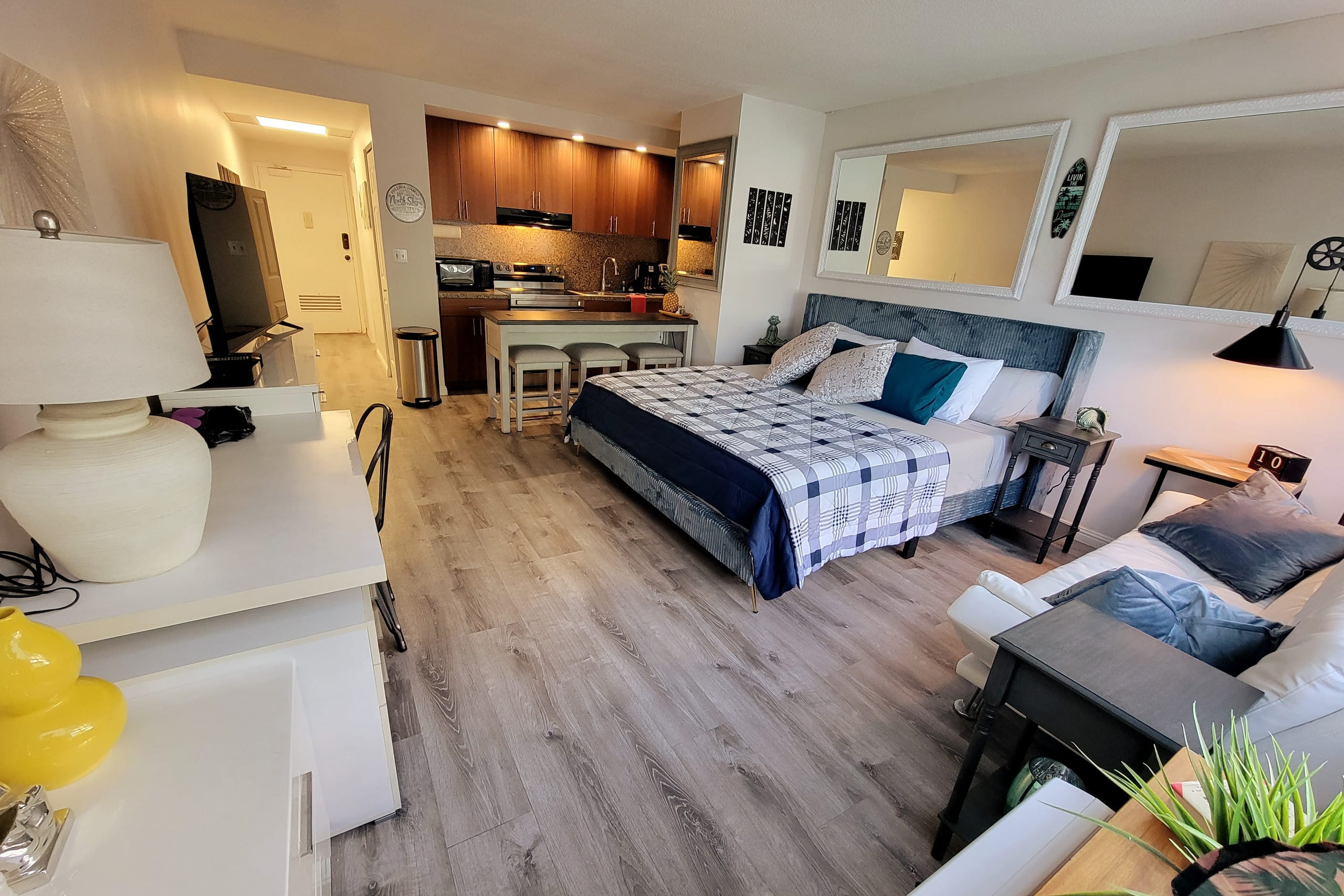 King Bed Luxury Beach Studio Heart of Waikiki - Image 1