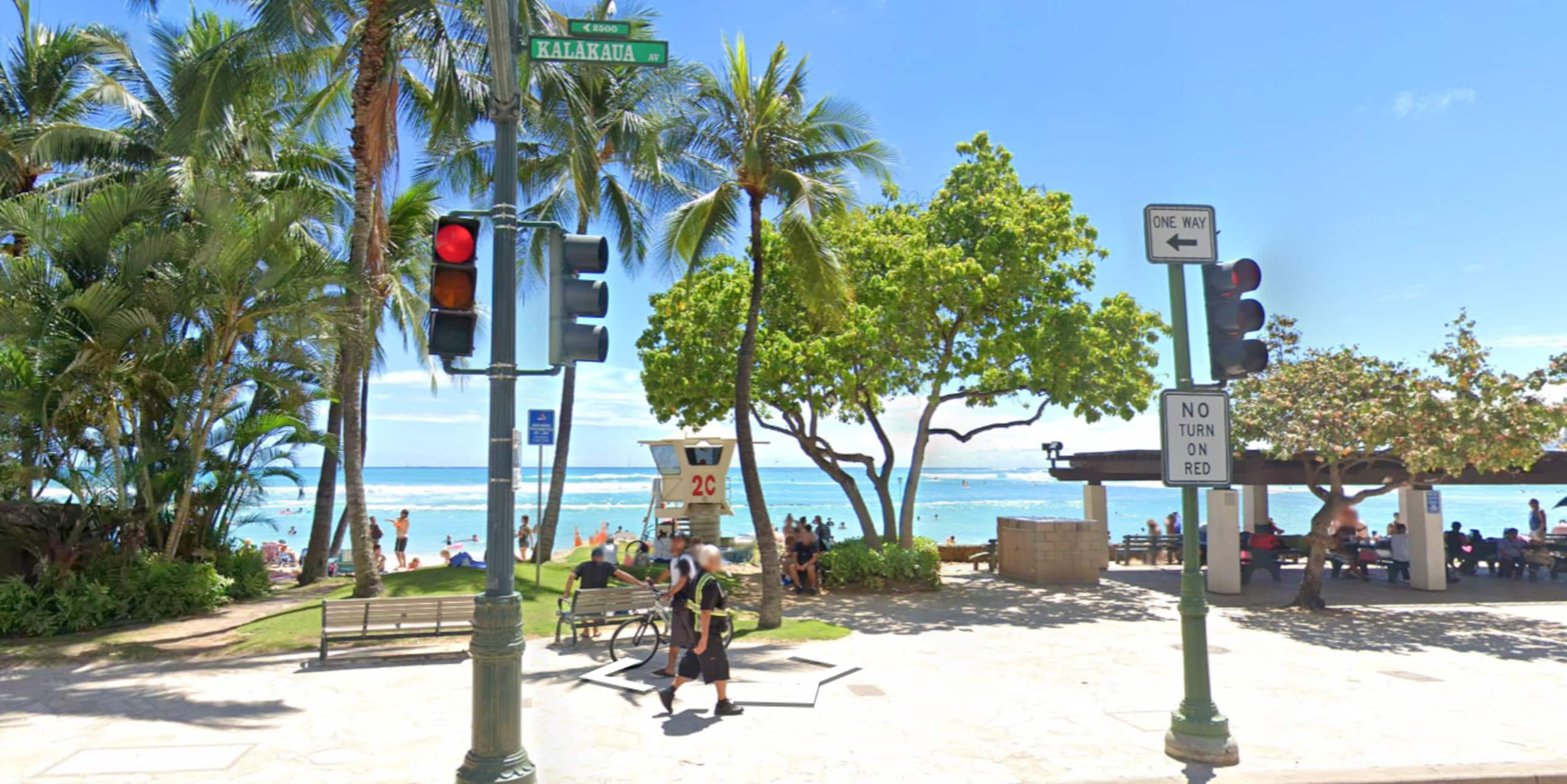 King Bed Luxury Beach Studio Heart of Waikiki - Image 42