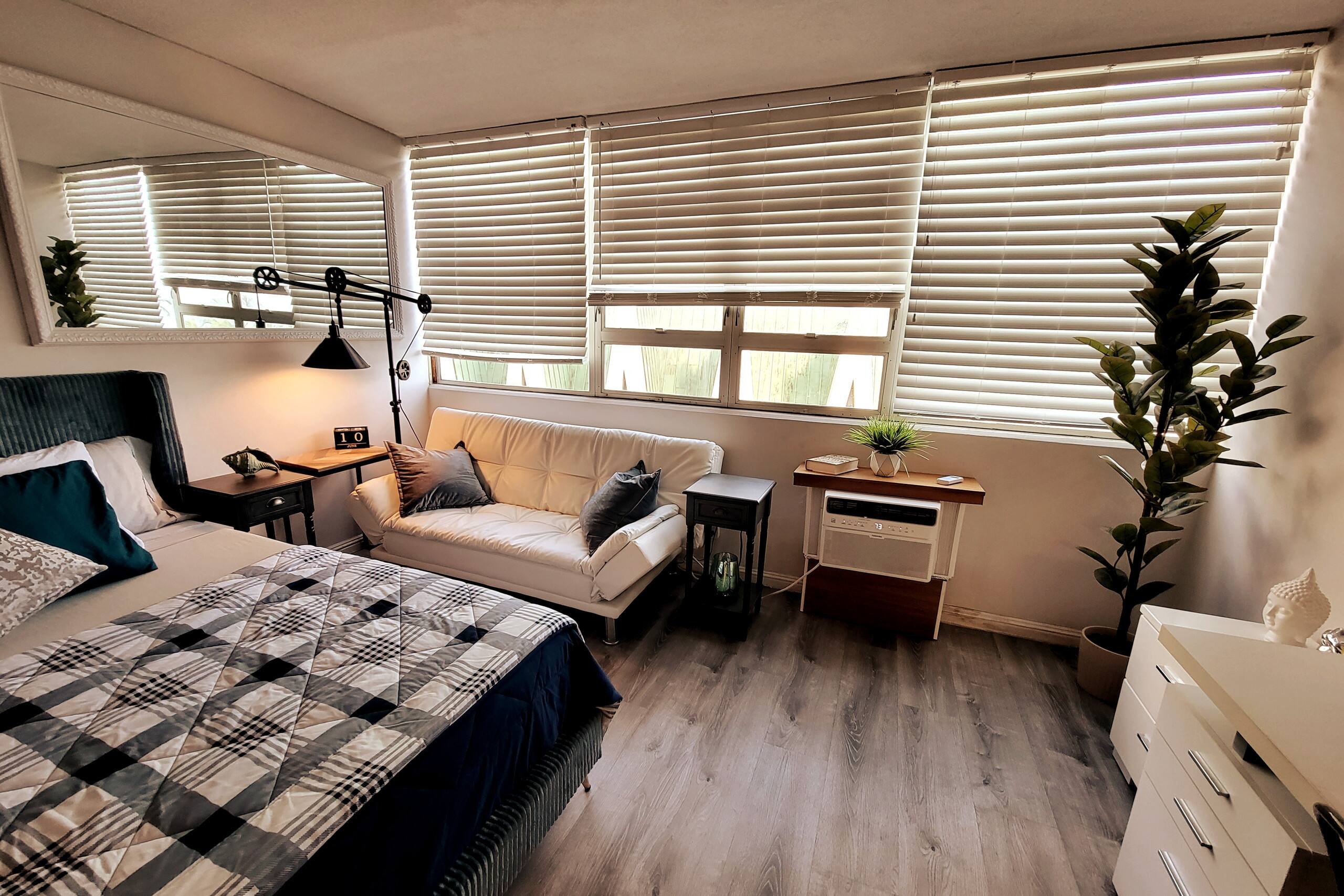 King Bed Luxury Beach Studio Heart of Waikiki - Image 25