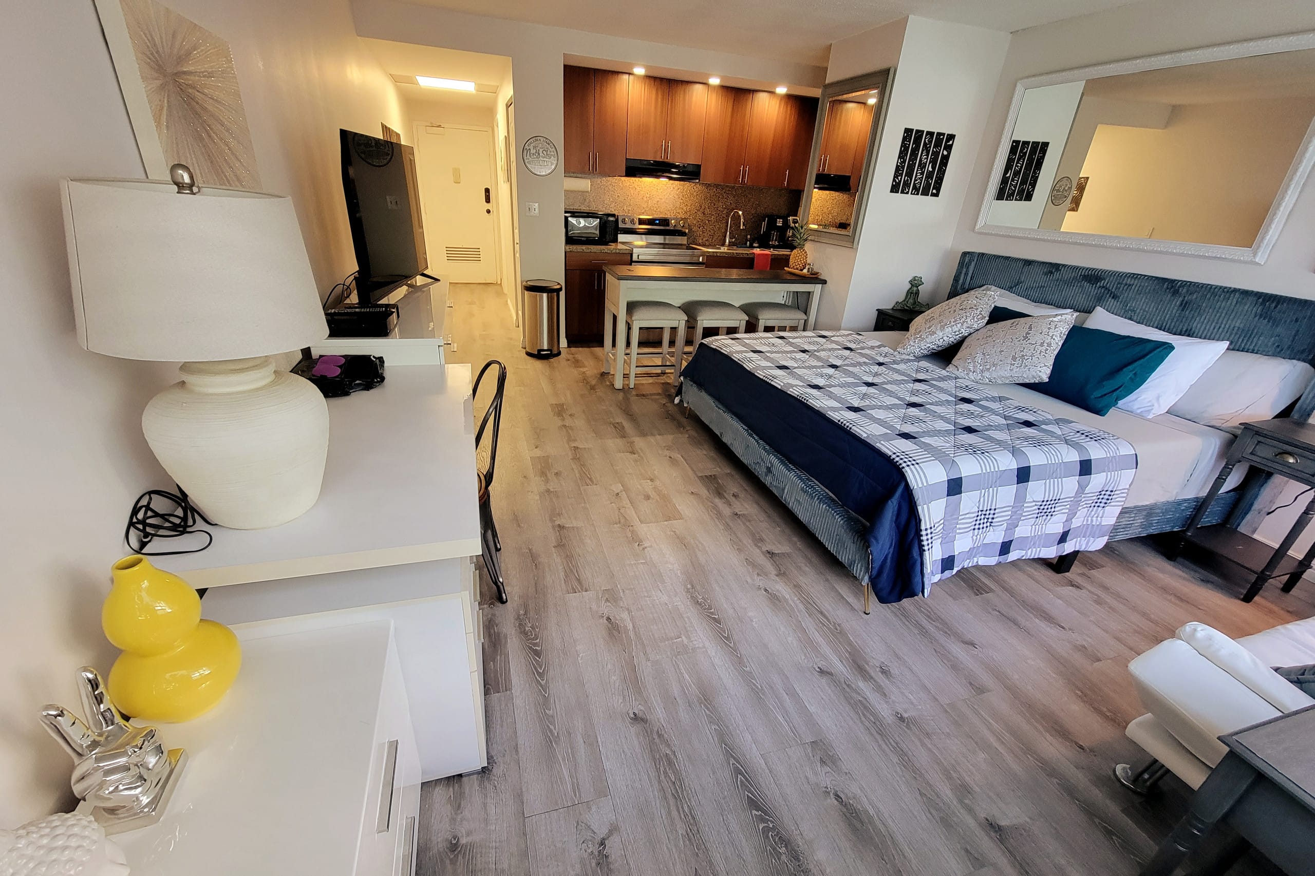 King Bed Luxury Beach Studio Heart of Waikiki - Image 24