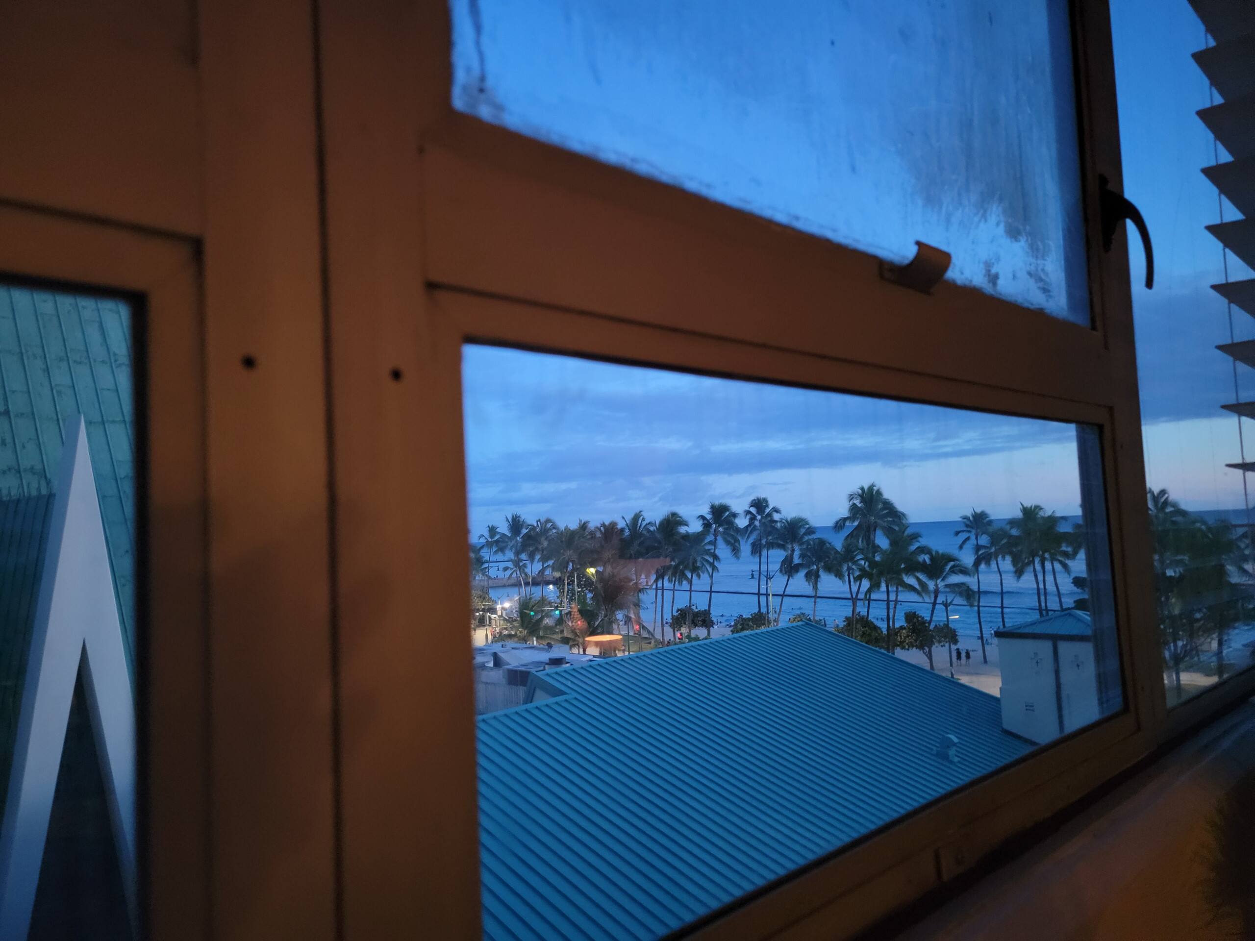 King Bed Luxury Beach Studio Heart of Waikiki - Image 8
