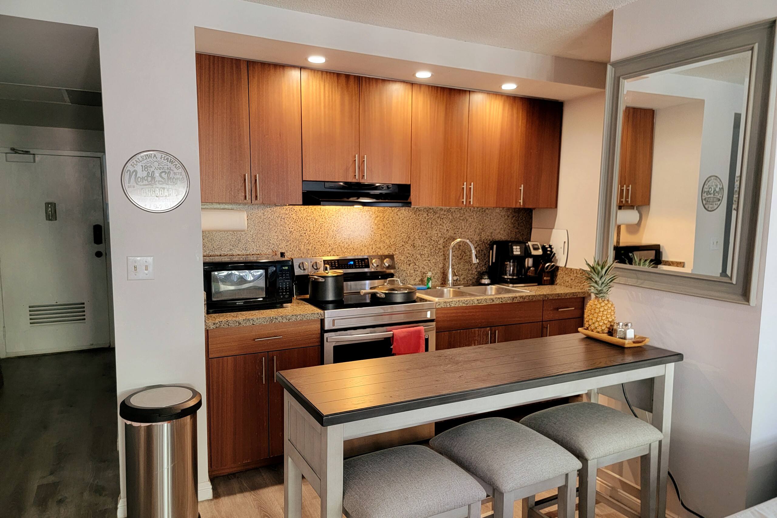 King Bed Luxury Beach Studio Heart of Waikiki - Image 11