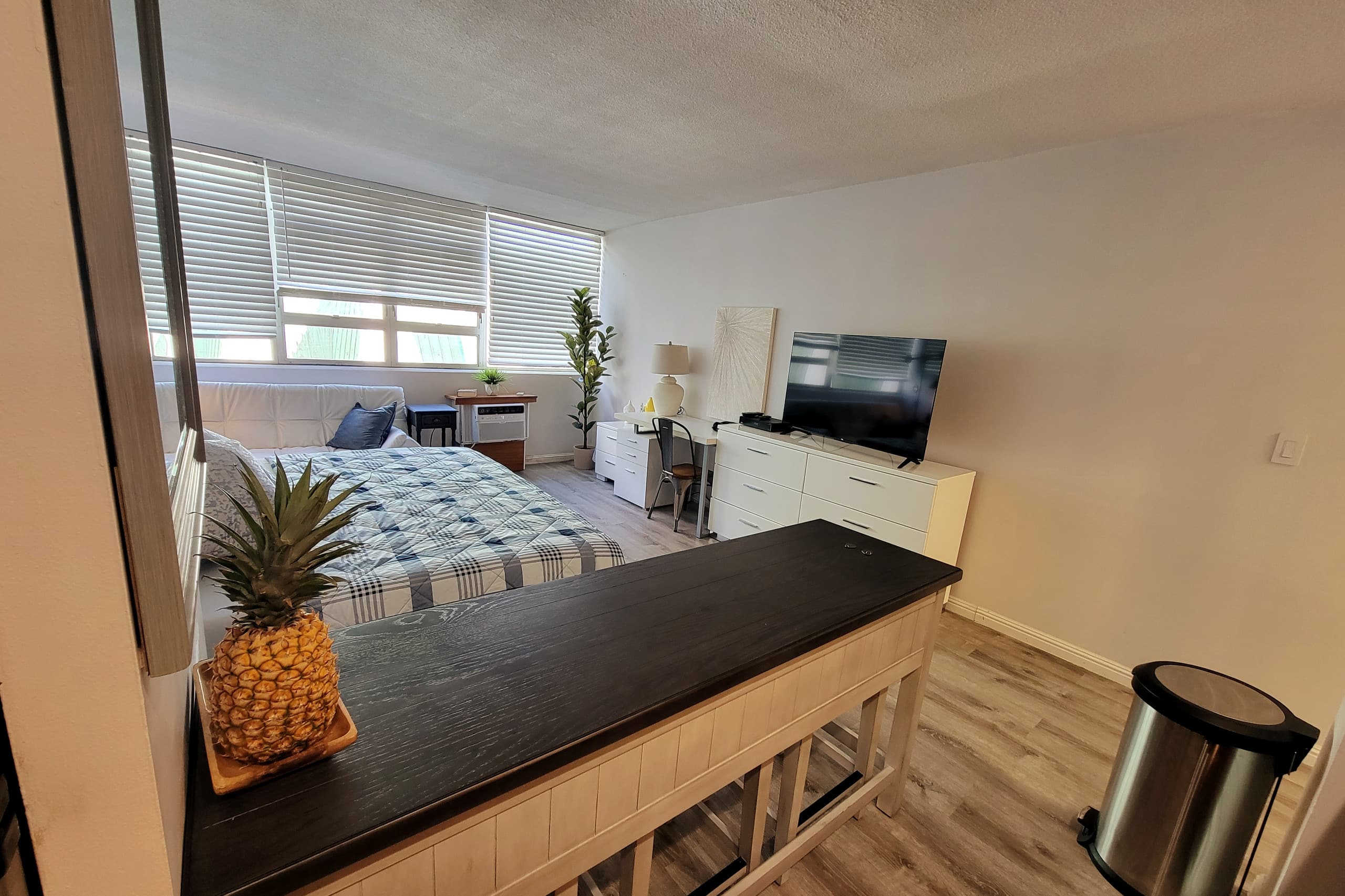 King Bed Luxury Beach Studio Heart of Waikiki - Image 29