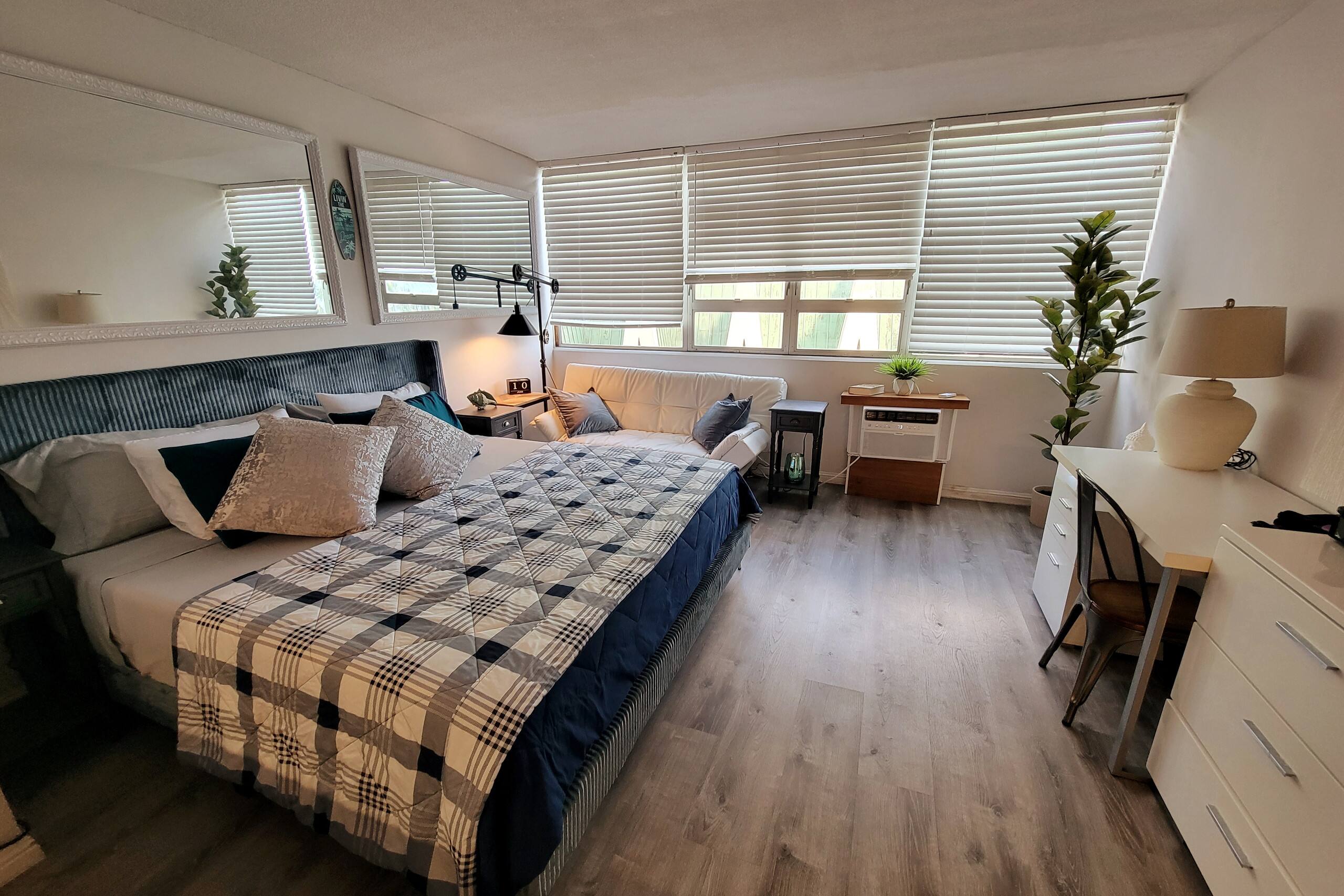 King Bed Luxury Beach Studio Heart of Waikiki - Image 30