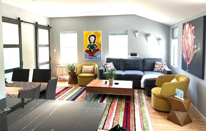 Salon avec canapé-lit et table de salle à manger pour 6 personnes