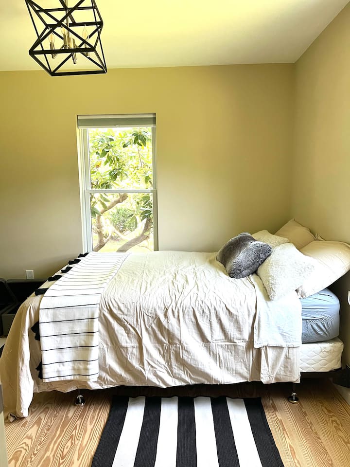 chambre - premier étage : lit double et lit mural