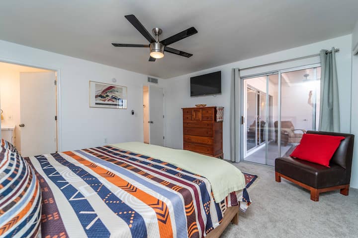 Krevat shumë i rehatshëm me përmasa mbretërore në dhomën kryesore të gjumit. Kjo dhomë gjumi të çon direkt në Arizona dhe ka banjë en suite me dush. Televizori dhe ventilatori/drita kanë telekomandë. Ka edhe perde dritaresh që errësojnë dhomën.