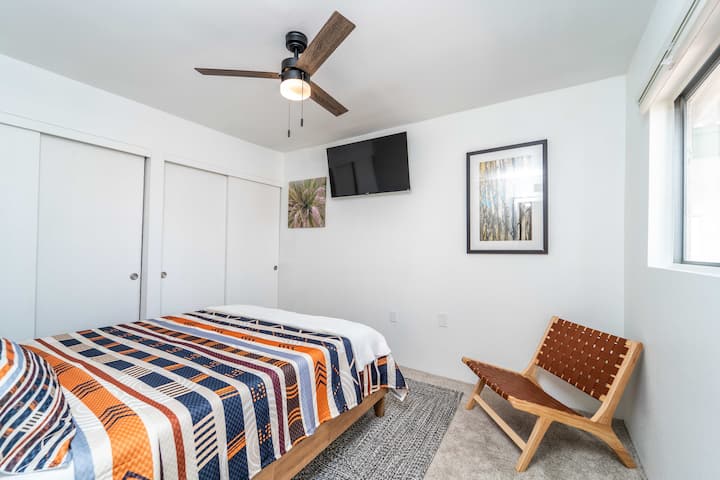 Krevat dopio "queen" në dhomën e gjumit 2. Një tavolinë anësore në anën e djathtë, një arkë e vogël me sirtarë dhe rroba që pengojnë në dollap, si dhe hapësirë e mjaftueshme për varjen e rrobave! Edhe nga kjo dritare ka pamje të bukura malore!