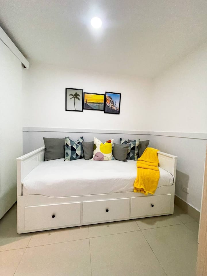 Dhomë gjumi dytësore me një krevat të rehatshëm.