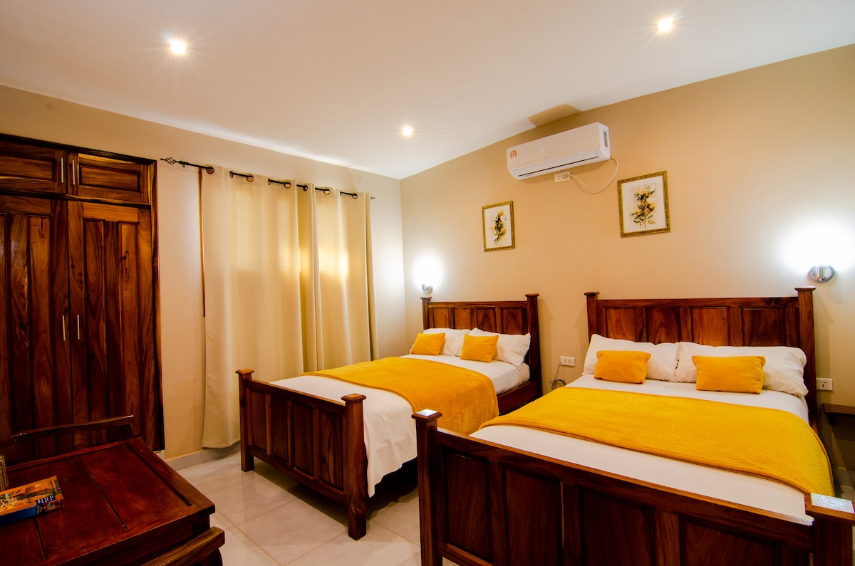 غرف خاصة في الطابق الثاني مع حمام داخلي خاص وسريرين بسعة شخصين لكل منهما ؛ اتصال واي فاي على مدار 24 ساعة