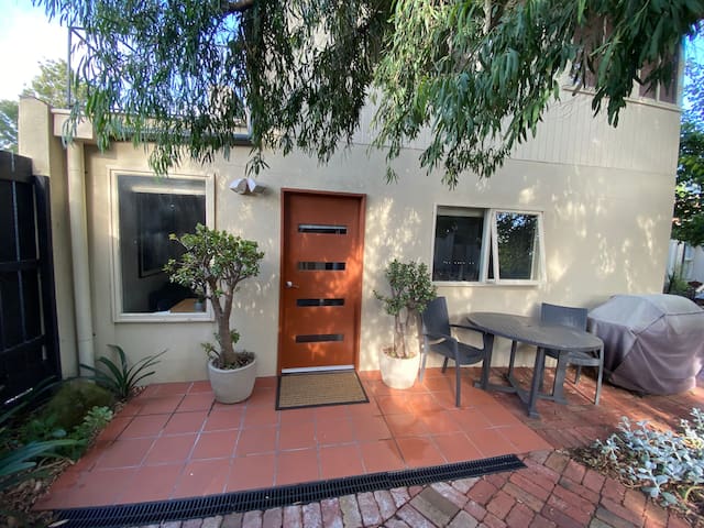 Groovy!Self contained,Near Beach+Free Wifi/Netflix