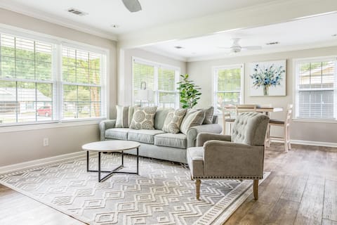 Sunny & Newly Renovated ~ Mins to DT/Airprt ~ Yard