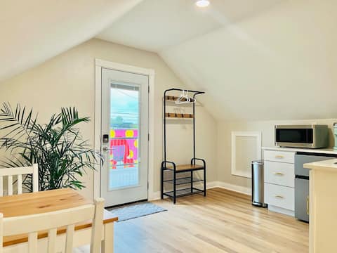 Fountain Square Loft w. private second story deck
