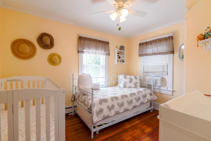 Dhoma e 3-të
e gjumit Krevat dopio dhe nxirr trungun dopio
Krevat fëmijësh me madhësi të plotë i disponueshëm për ata vizitorë që kanë nevojë për të. 
Dollap dhe dollap