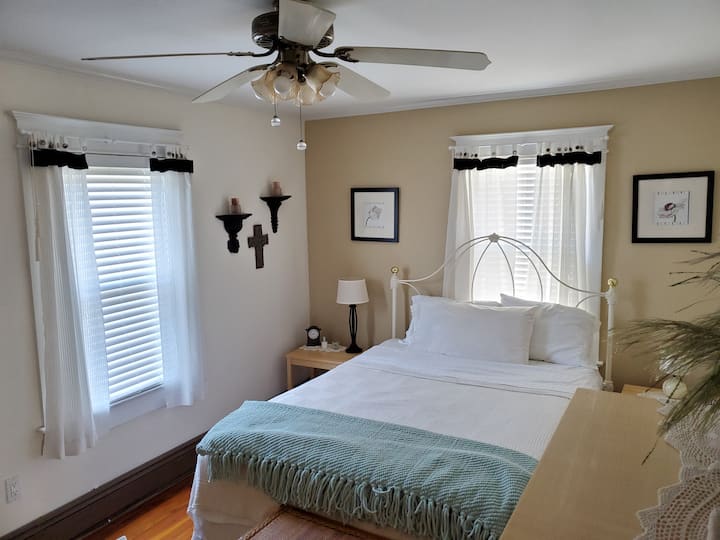 Njësia kryesore e murit të dhomës
së gjumit me kondicioner përfshinte
dollapin dhe dollapin