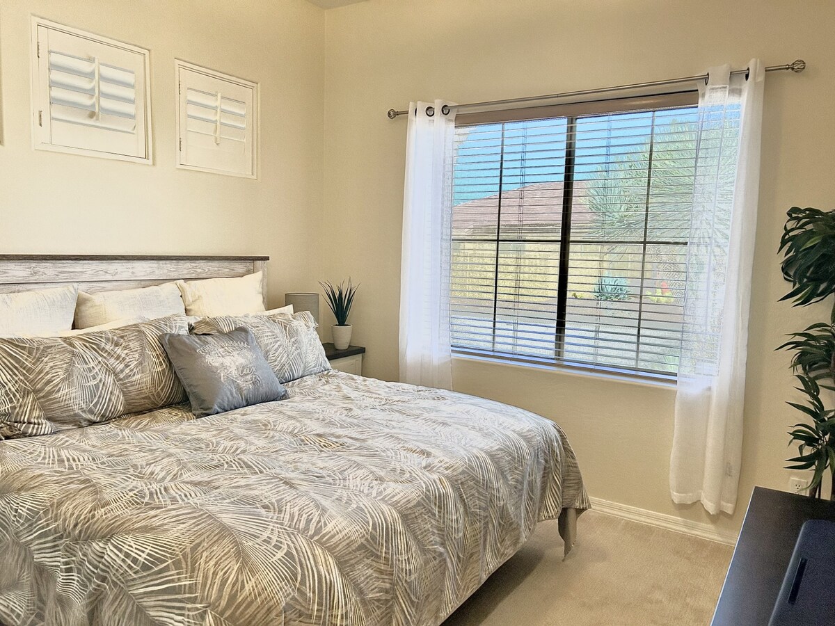 Влезте в спокойна и удобна спалня за гости, предназначена за истинска релаксация.  Тази уютна стая разполага с голямо двойно легло с подходящи крайни маси и топли нощни лампи.