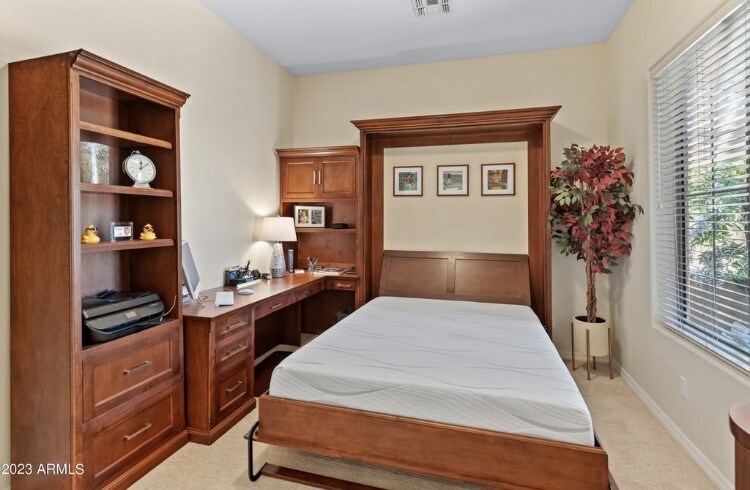 Третата спалня или офис има сгъваемо легло и малко работно пространство със стабилно бюро и ергономичен стол, което улеснява проверката на имейли или планирането на пътуванията ви.