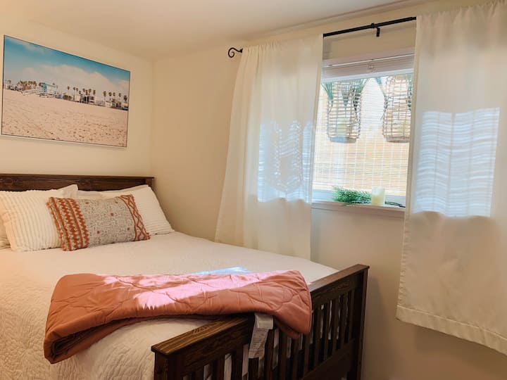 The Pineapple Hut; beach is a 10 minute walk! Guest suites for Rent