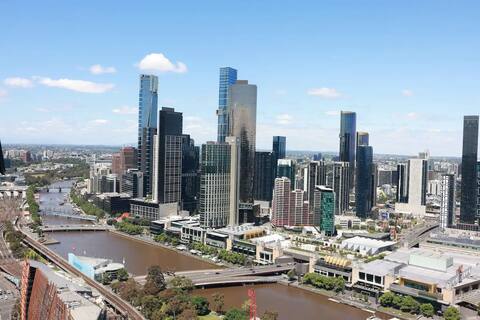 Modern 2-Bedroom Apartment in Central Melbourne