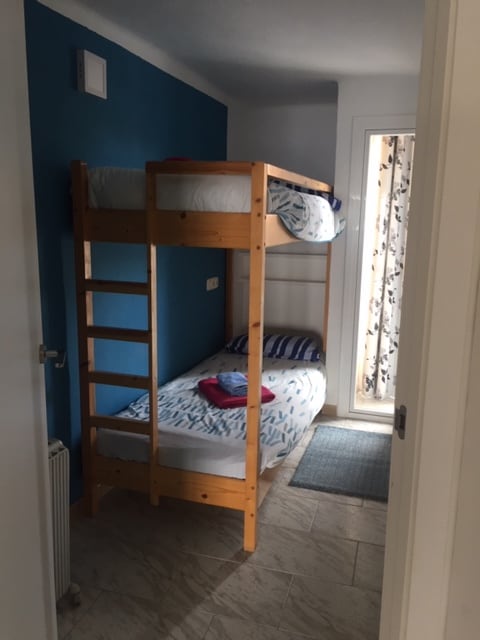 Dormitorio con una litera y armario.