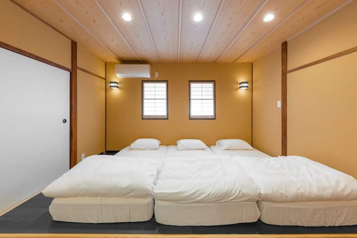 7 camas individuales
(No puedo agregar camas ni ropa de cama).