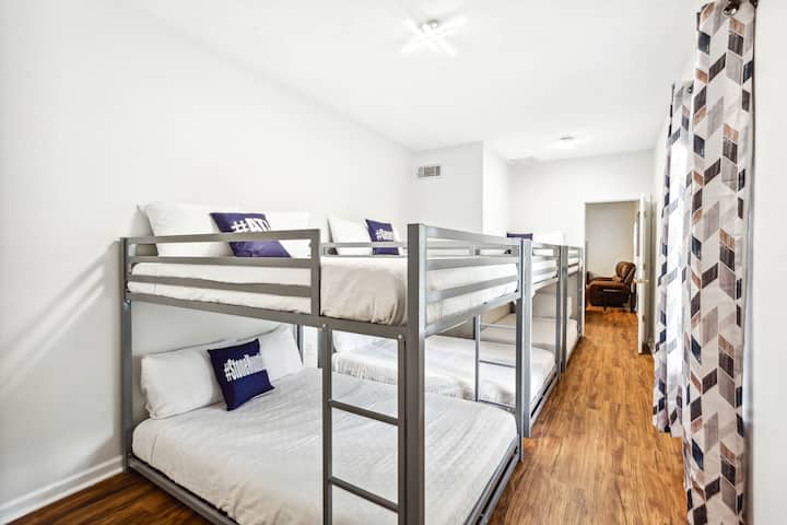 Dhomë gjumi në katin e poshtëm (4 krevate me madhësi të plotë, 2 krevate dopio)