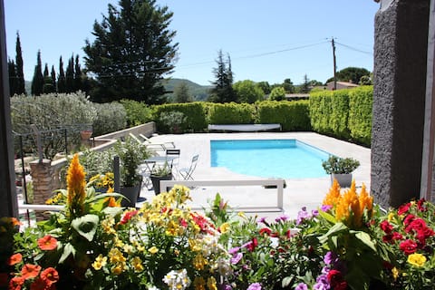 Popular Airbnb listing: On the Chemin des Ocres in Apt