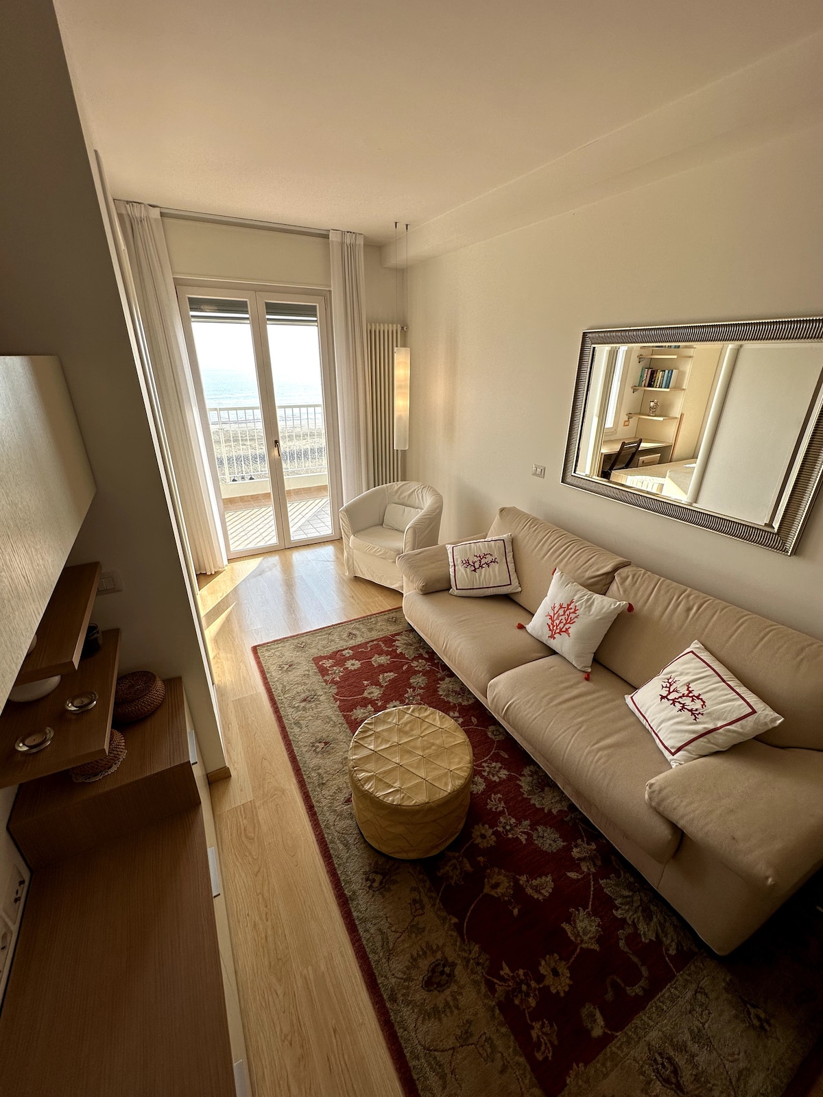 Obývacia izba s výhľadom na more sa rozkladacia pohovka stáva dvojitou posteľou, ktorá môže ubytovať dvoch hostí, ak je otvorená.