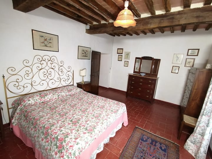 DORMITORIO CON CAMA TAMAÑO QUEEN.