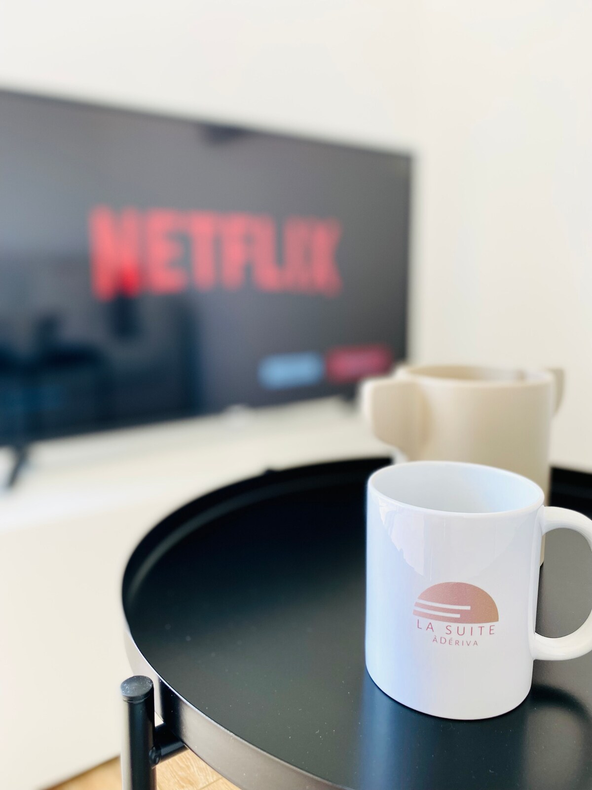 Annonce Airbnb populaire: The Beachfront Suite & Private Sauna à La Tranche Sur Mer